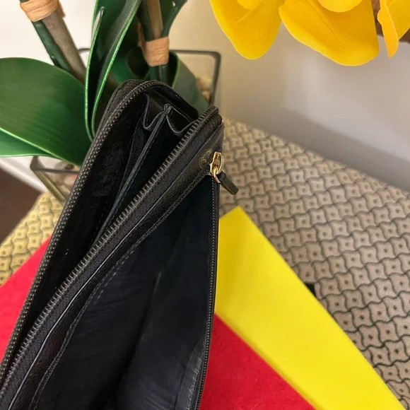 CHANEL AUTHENTIC PRE-LOVED and PRE-OWNED WALLET - Picture 6 of 11